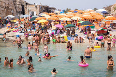 Cala Del Paura - Carla Coulson Limited Edition Fine Art Print, Beach Carla Coulson Horizontal Paysage Landscape Summer Italy Beach beds Lettini Spiaggia Costiera Amalfitana Plage Tirage Photo Méditerranée Côte Amalfitaine Noël Cadeau Voyage Amalfi Coast Positano Prints Holiday Fine Art Umbrellas Color Photogarphy Travel Photographer Gift Large Format Wall Print Christmas idea Endless summer Swim Mediterranean Décoration Cala Del Paura