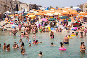 Cala Del Paura - Carla Coulson Limited Edition Fine Art Print, Beach Carla Coulson Horizontal Paysage Landscape Summer Italy Beach beds Lettini Spiaggia Costiera Amalfitana Plage Tirage Photo Méditerranée Côte Amalfitaine Noël Cadeau Voyage Amalfi Coast Positano Prints Holiday Fine Art Umbrellas Color Photogarphy Travel Photographer Gift Large Format Wall Print Christmas idea Endless summer Swim Mediterranean Décoration Cala Del Paura